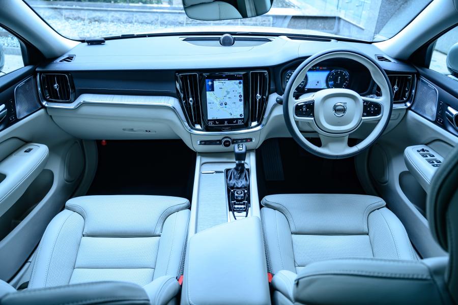 Торпедо Volvo V60 T5 Cross Country 2018 года  (JP) (фото 11 из 18)